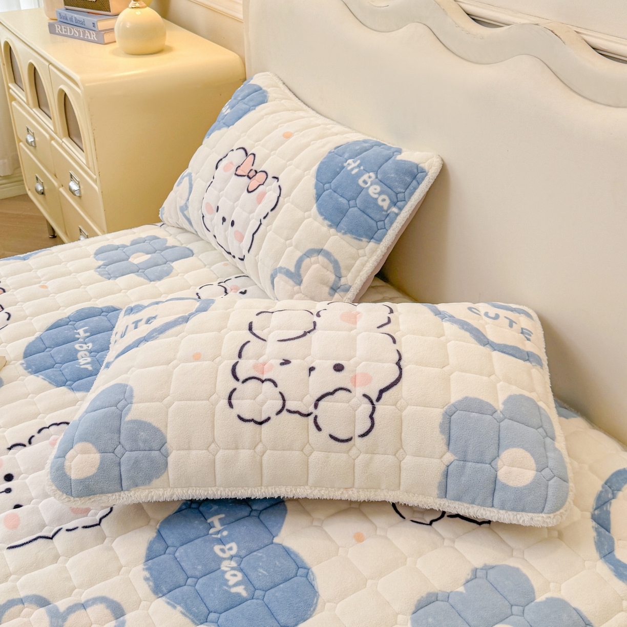 91家纺网 家纺一手货源 找家纺 LIFE.丽芙 2025秋冬新款A类牛奶绒加厚夹棉床笠+被套组合四件套 爱心小宠-蓝