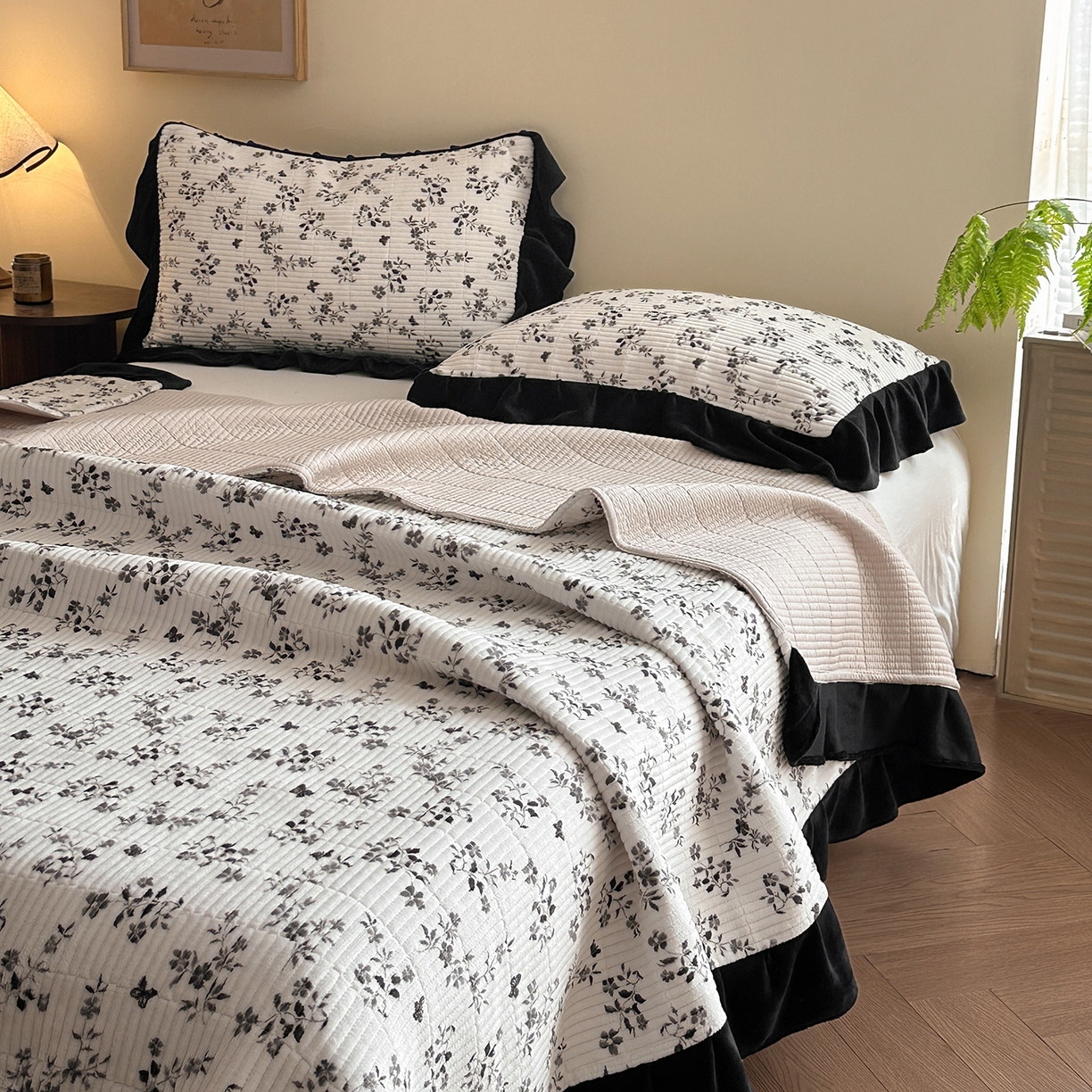 91家纺网 家纺一手货源 找家纺 桃心家居 2025新款韩版花边法式花卉碎花加厚牛奶绒多功能床盖单件单床盖床盖三件套单品 绒床盖-花边梦镜