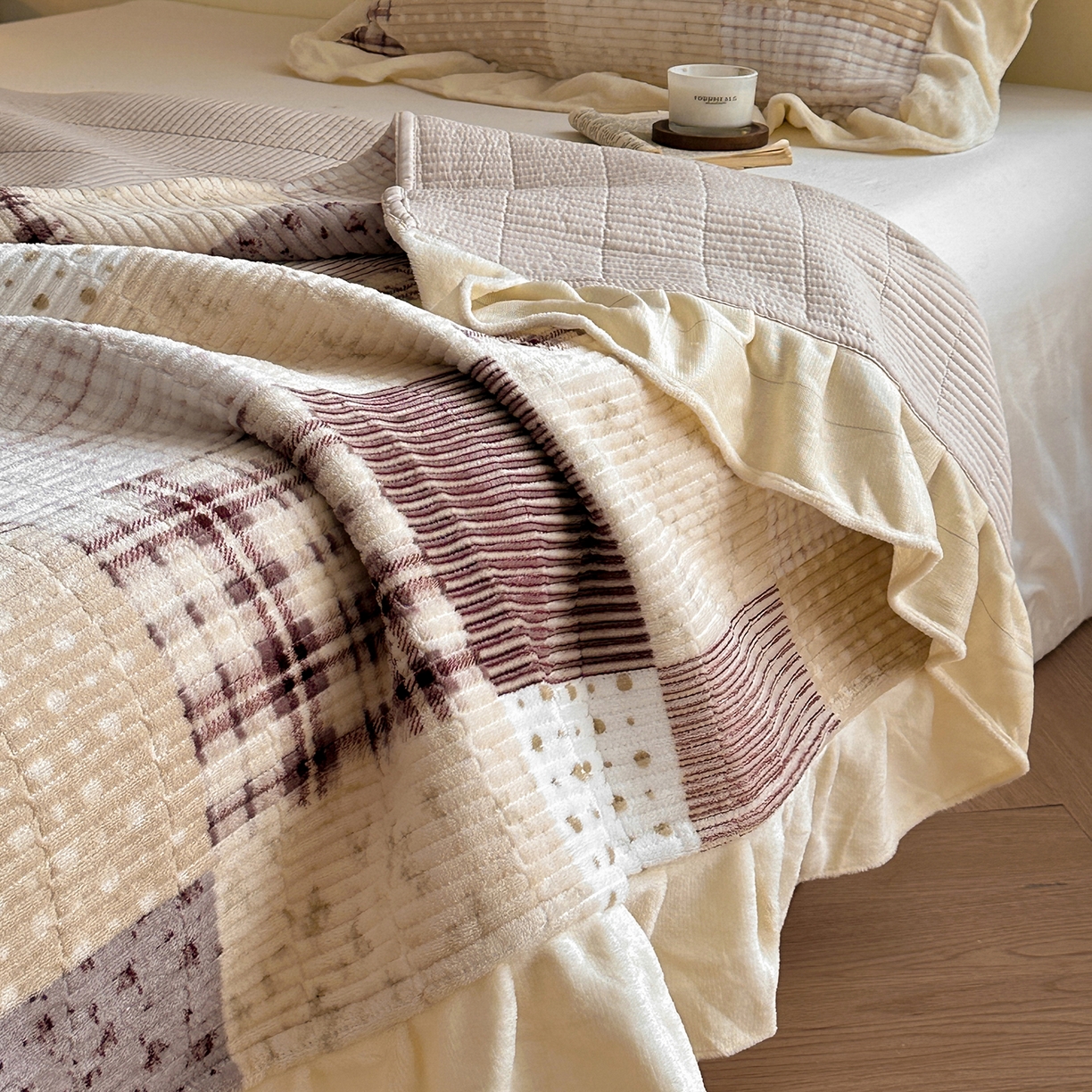 91家纺网 家纺一手货源 找家纺 桃心家居 2025新款韩版花边法式花卉碎花加厚牛奶绒多功能床盖单件单床盖床盖三件套单品 绒床盖-花边松石紫