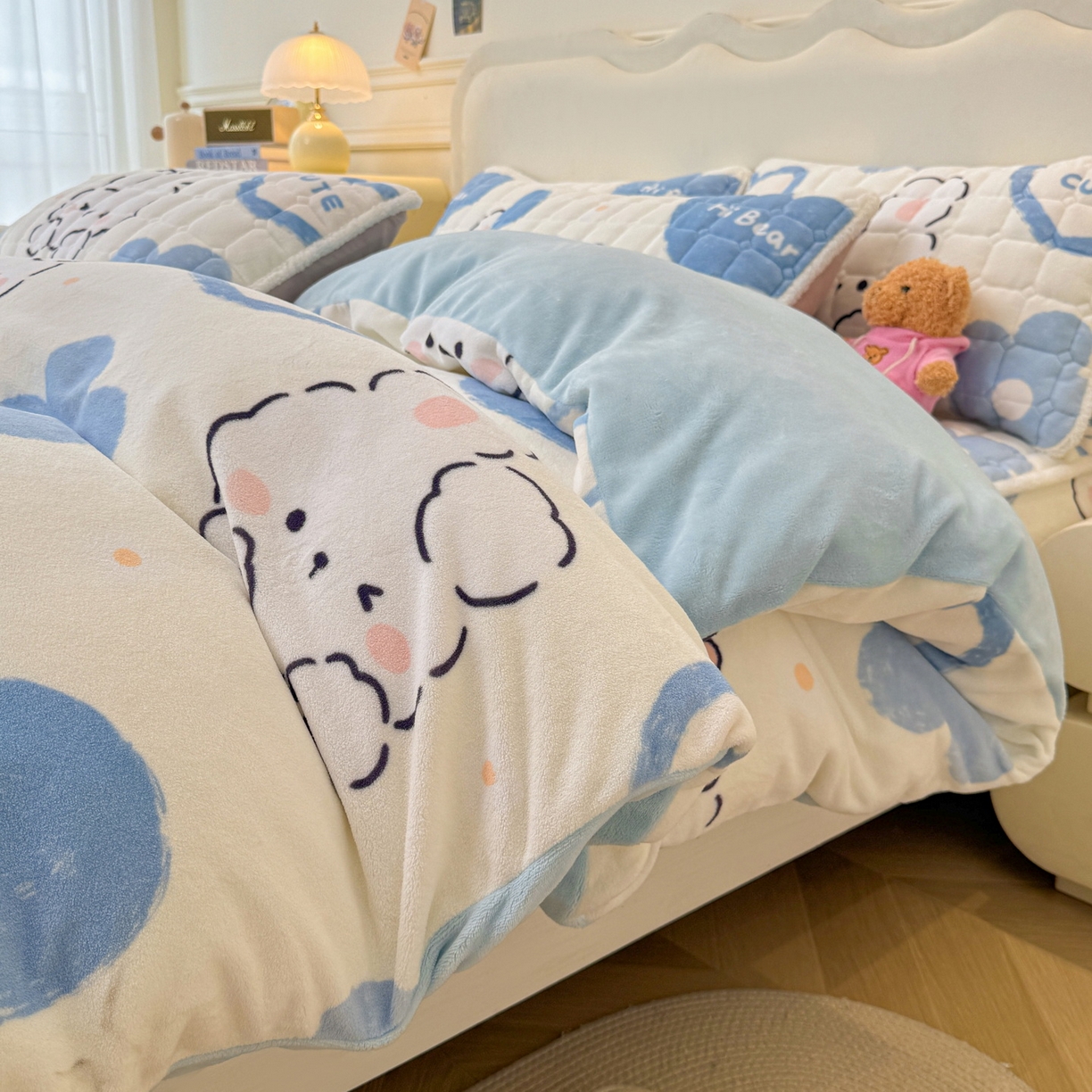 91家纺网 家纺一手货源 找家纺 LIFE.丽芙 2025秋冬新款A类牛奶绒加厚夹棉床笠+被套组合四件套 爱心小宠-蓝