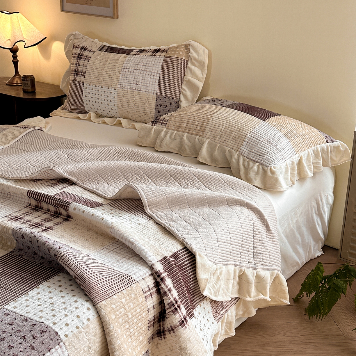 91家纺网 家纺一手货源 找家纺 桃心家居 2025新款韩版花边法式花卉碎花加厚牛奶绒多功能床盖单件单床盖床盖三件套单品 绒床盖-花边松石紫