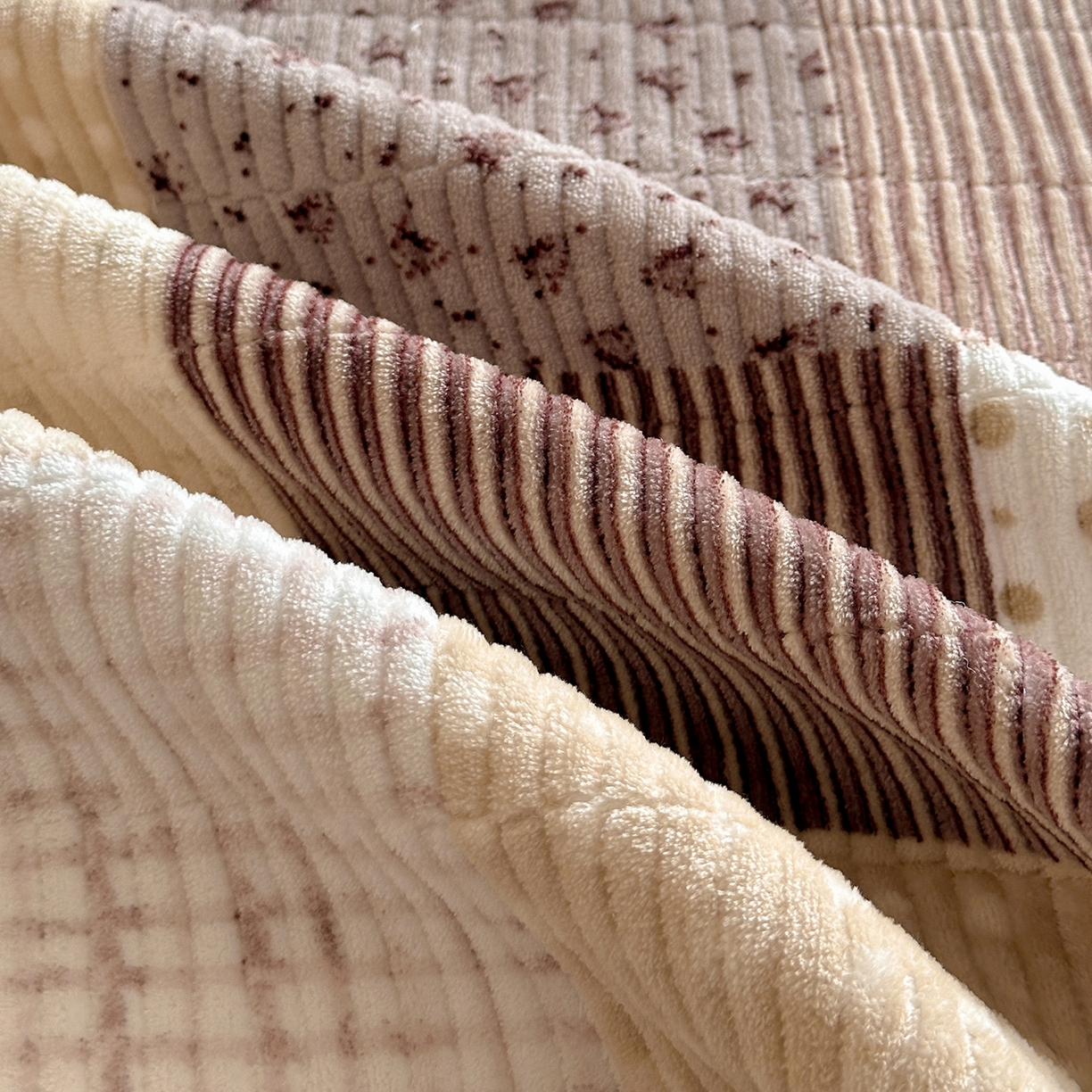 91家纺网 家纺一手货源 找家纺 桃心家居 2025新款韩版花边法式花卉碎花加厚牛奶绒多功能床盖单件单床盖床盖三件套单品 绒床盖-花边松石紫