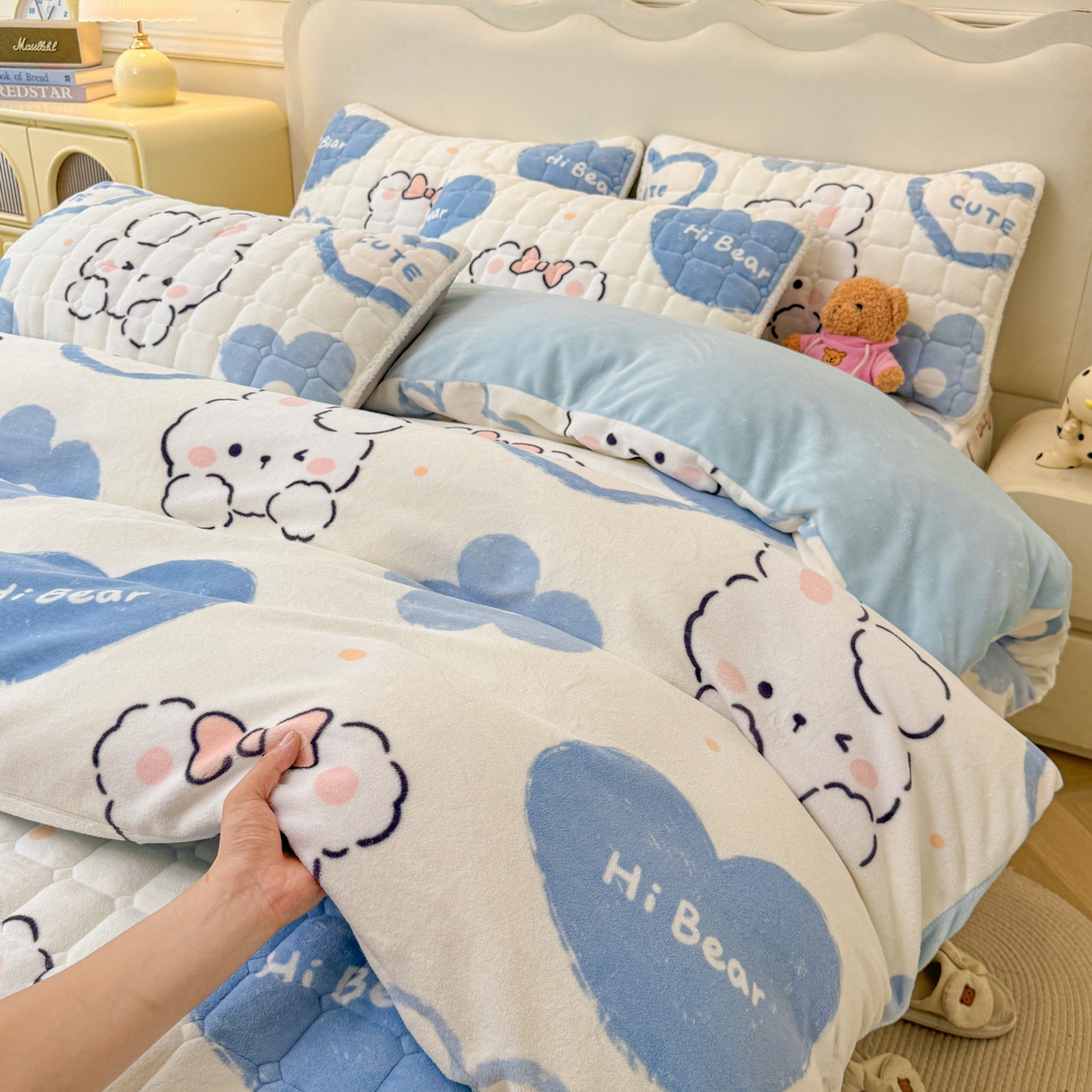 91家纺网 家纺一手货源 找家纺 LIFE.丽芙 2025秋冬新款A类牛奶绒加厚夹棉床笠+被套组合四件套 爱心小宠-蓝