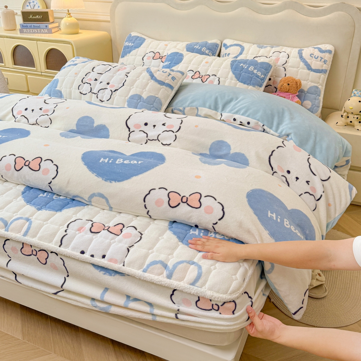 91家纺网 家纺一手货源 找家纺 LIFE.丽芙 2025秋冬新款A类牛奶绒加厚夹棉床笠+被套组合四件套 爱心小宠-蓝