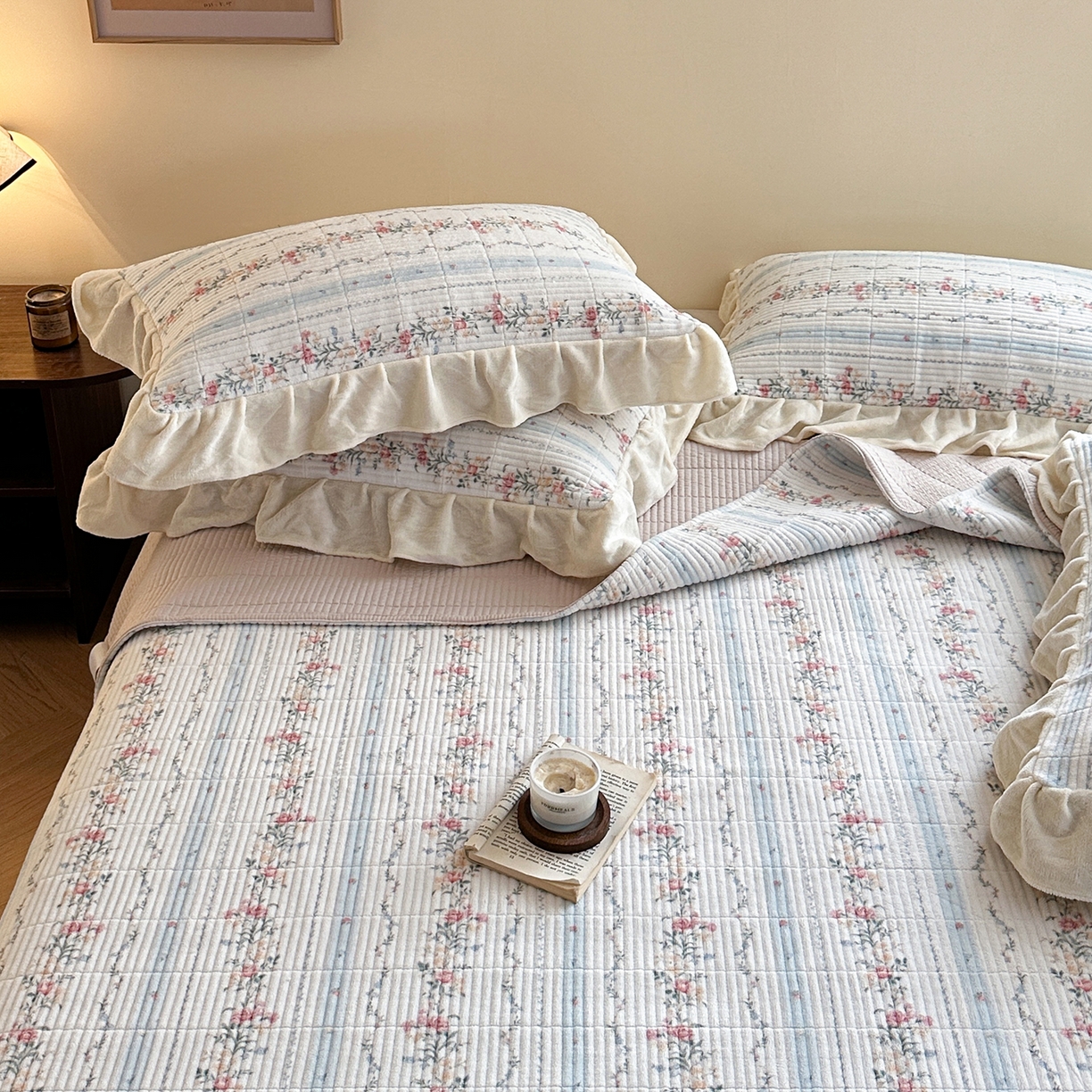 91家纺网 家纺一手货源 找家纺 桃心家居 2025新款韩版花边法式花卉碎花加厚牛奶绒多功能床盖单件单床盖床盖三件套单品 绒床盖-花边安夏