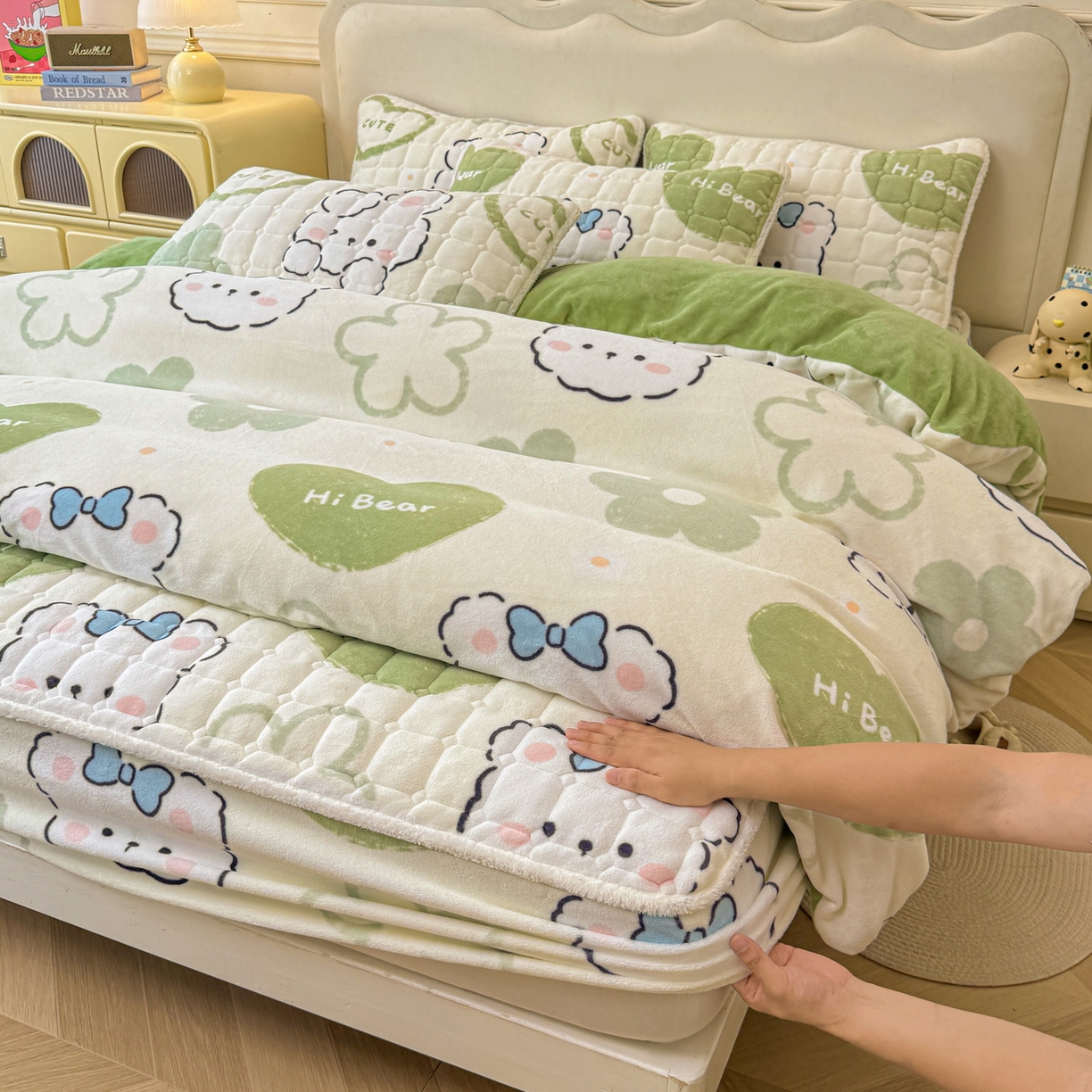 91家纺网 家纺一手货源 找家纺 LIFE.丽芙 2025秋冬新款A类牛奶绒加厚夹棉床笠+被套组合四件套 爱心小宠-绿