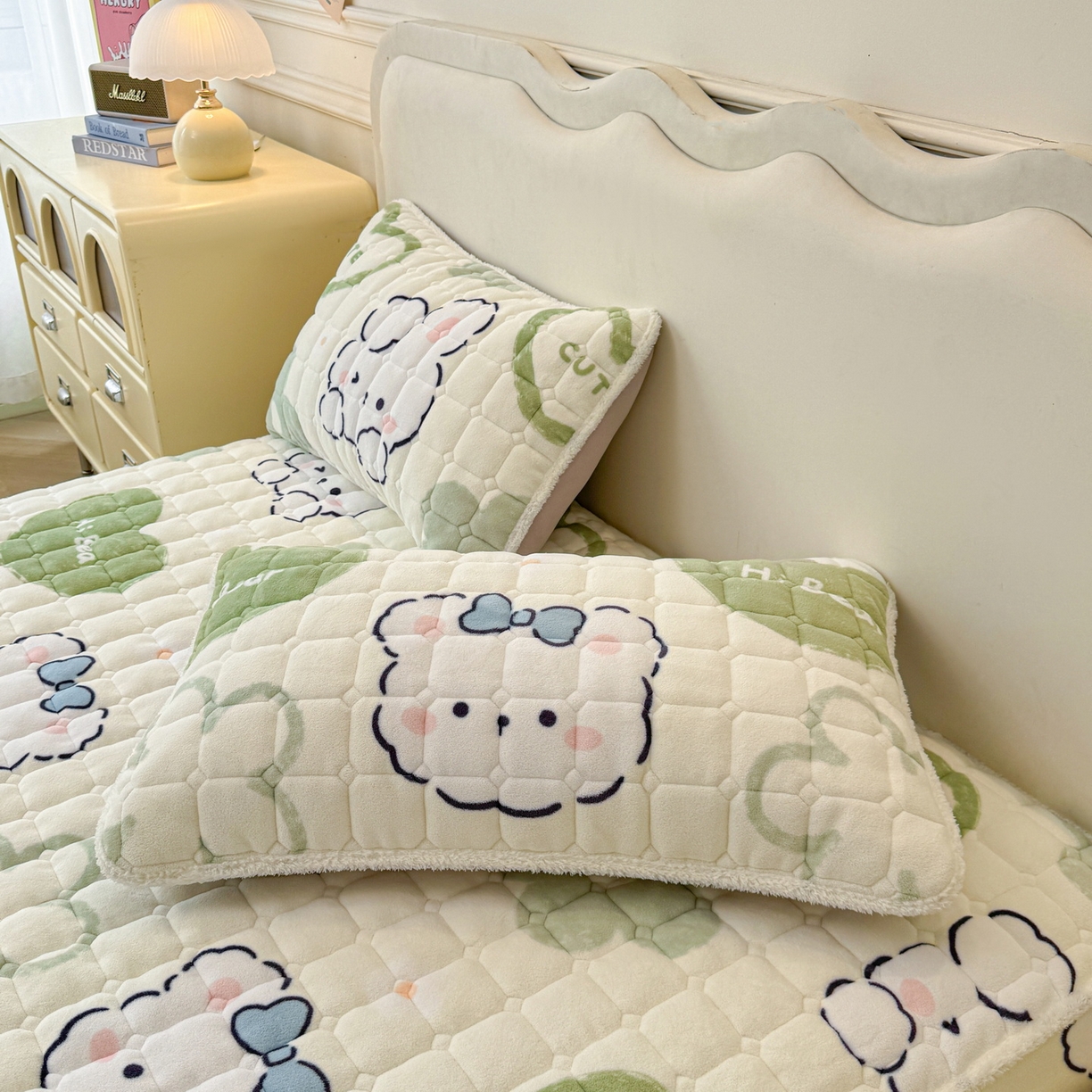 91家纺网 家纺一手货源 找家纺 LIFE.丽芙 2025秋冬新款A类牛奶绒加厚夹棉床笠+被套组合四件套 爱心小宠-绿