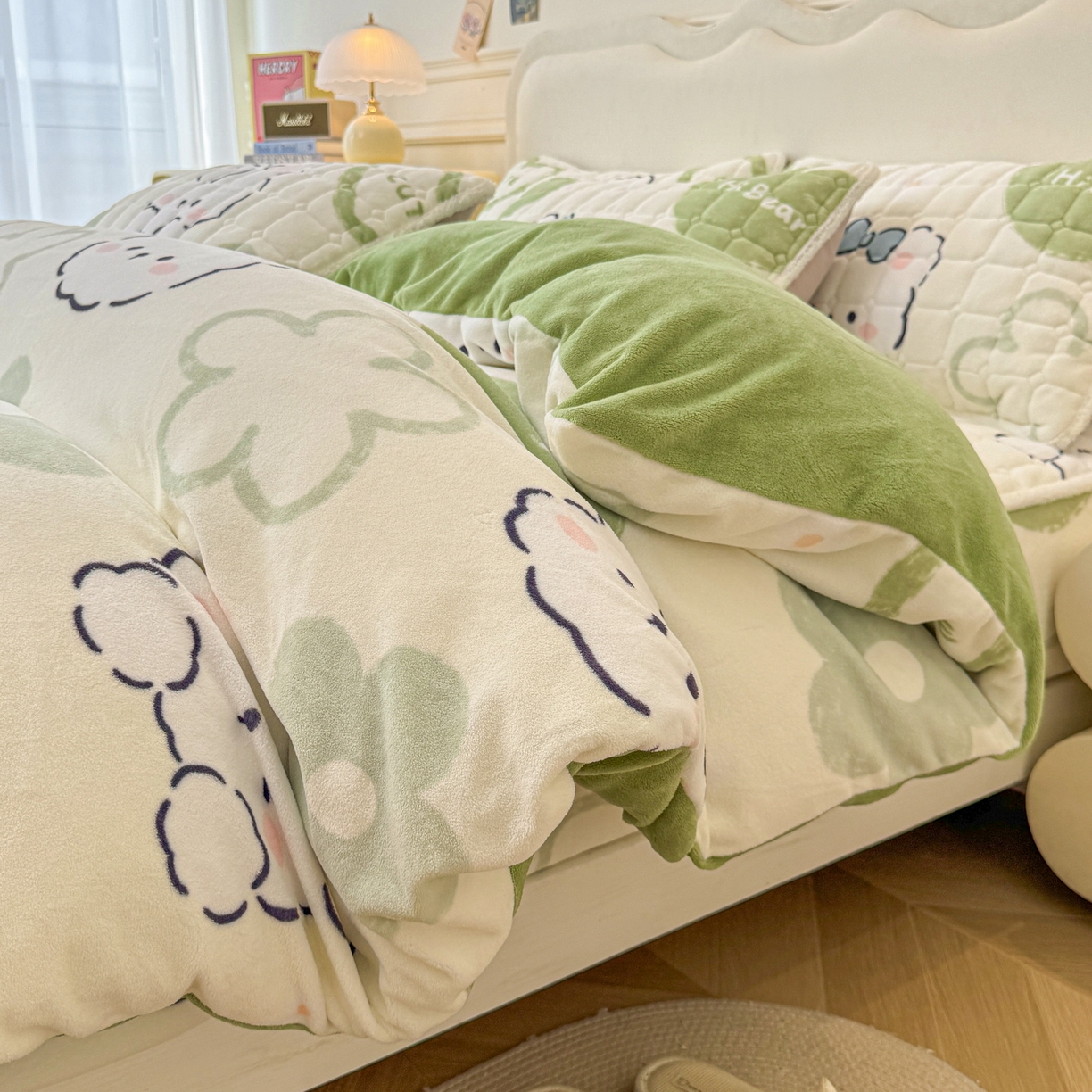 91家纺网 家纺一手货源 找家纺 LIFE.丽芙 2025秋冬新款A类牛奶绒加厚夹棉床笠+被套组合四件套 爱心小宠-绿