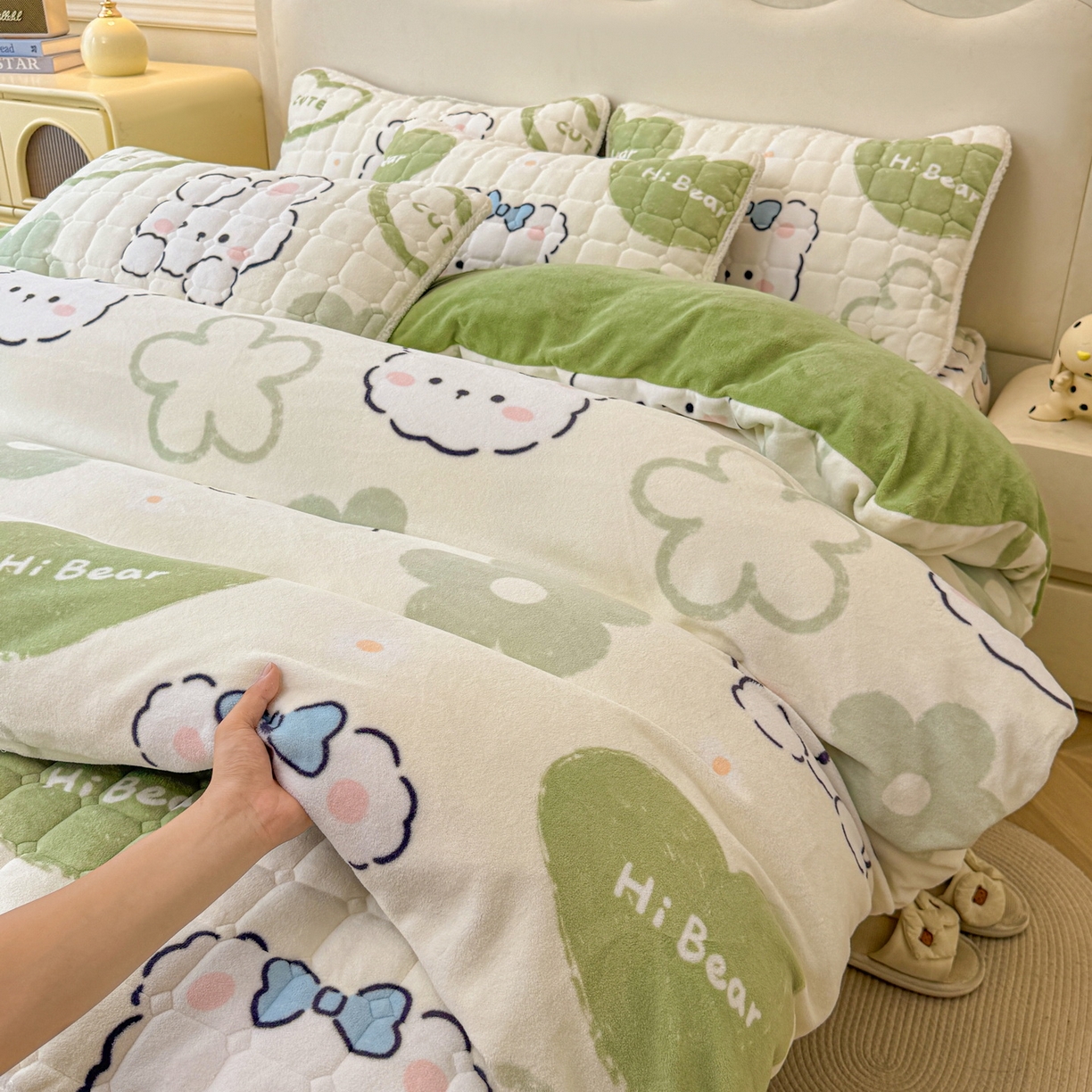 91家纺网 家纺一手货源 找家纺 LIFE.丽芙 2025秋冬新款A类牛奶绒加厚夹棉床笠+被套组合四件套 爱心小宠-绿