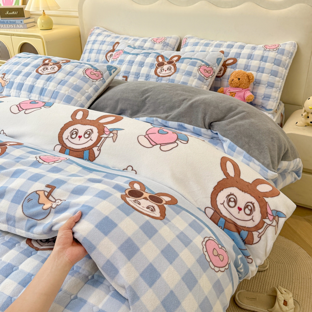 91家纺网 家纺一手货源 找家纺 LIFE.丽芙 2025秋冬新款A类牛奶绒加厚夹棉床笠+被套组合四件套 布布乐园