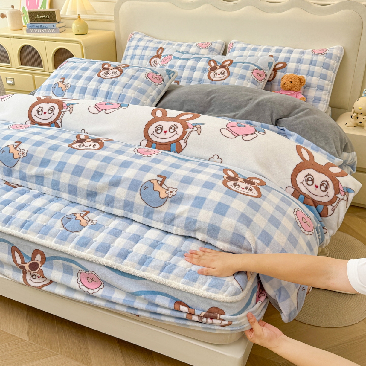 91家纺网 家纺一手货源 找家纺 LIFE.丽芙 2025秋冬新款A类牛奶绒加厚夹棉床笠+被套组合四件套 布布乐园