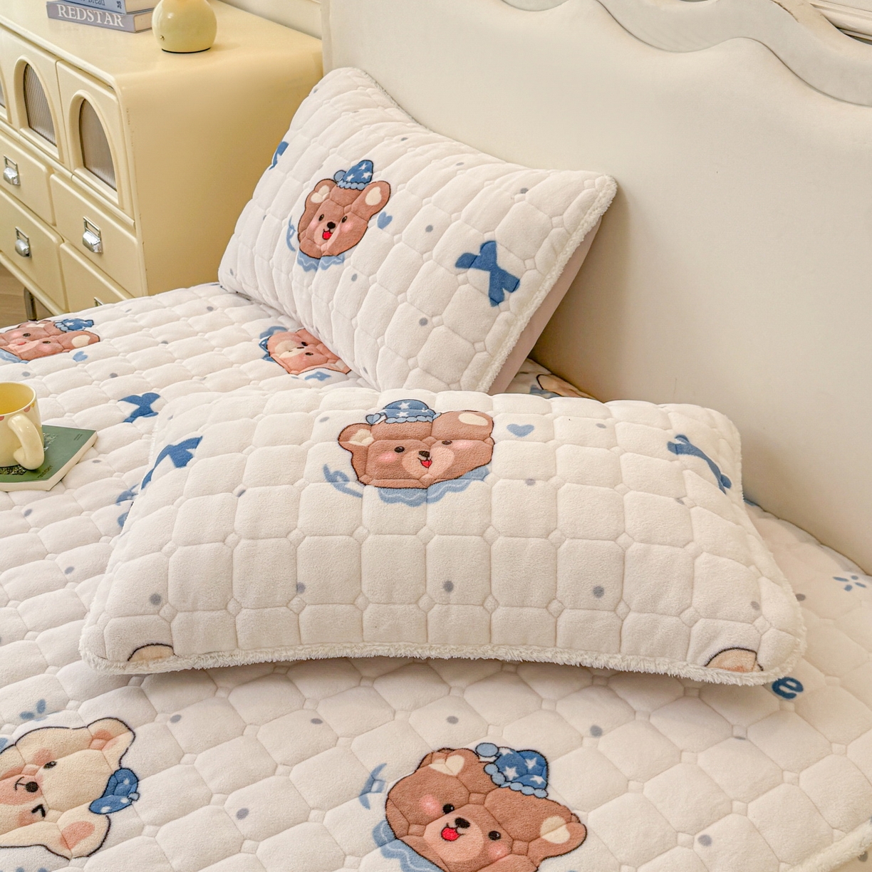 91家纺网 家纺一手货源 找家纺 LIFE.丽芙 2025秋冬新款A类牛奶绒加厚夹棉床笠+被套组合四件套 动感小熊