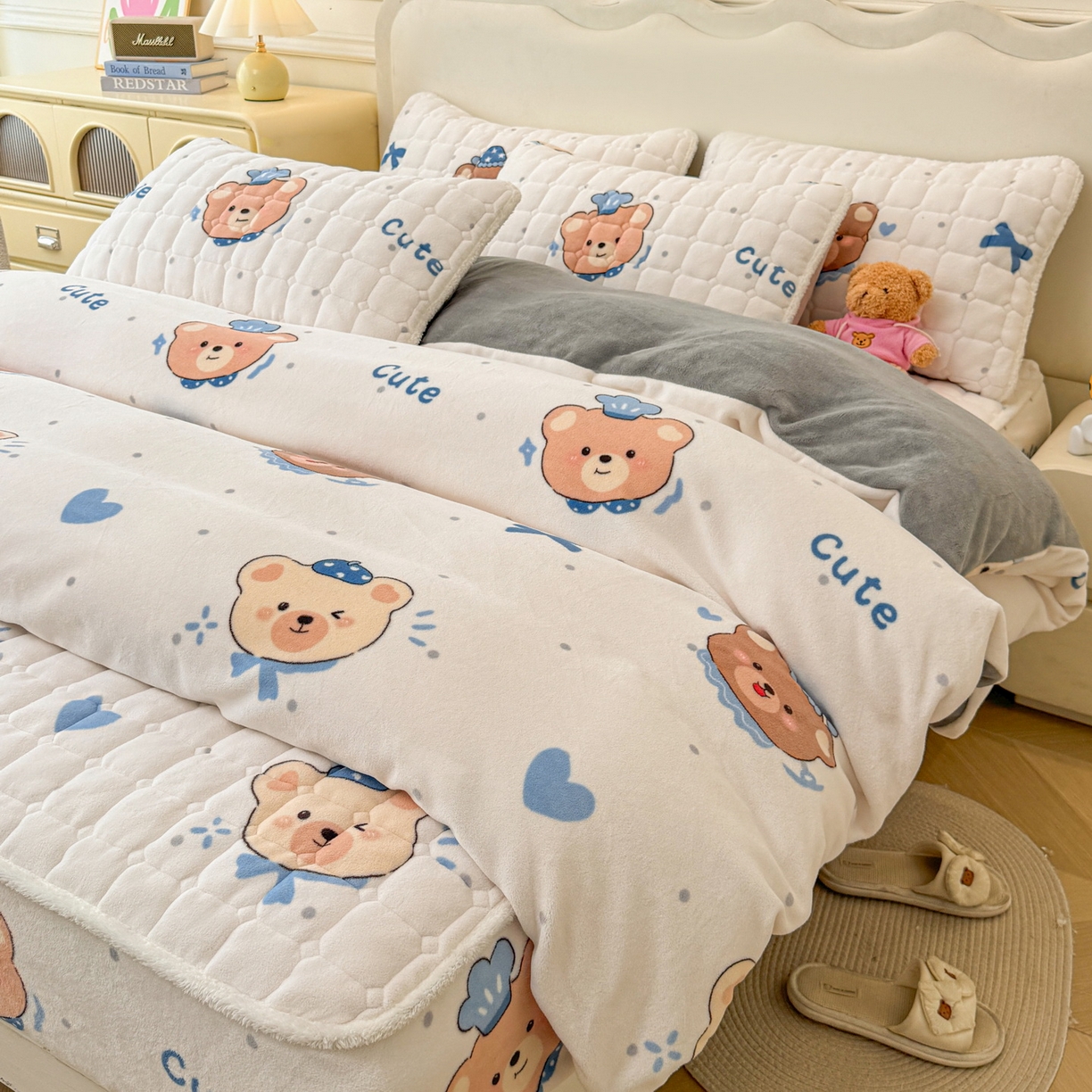 91家纺网 家纺一手货源 找家纺 LIFE.丽芙 2025秋冬新款A类牛奶绒加厚夹棉床笠+被套组合四件套 动感小熊