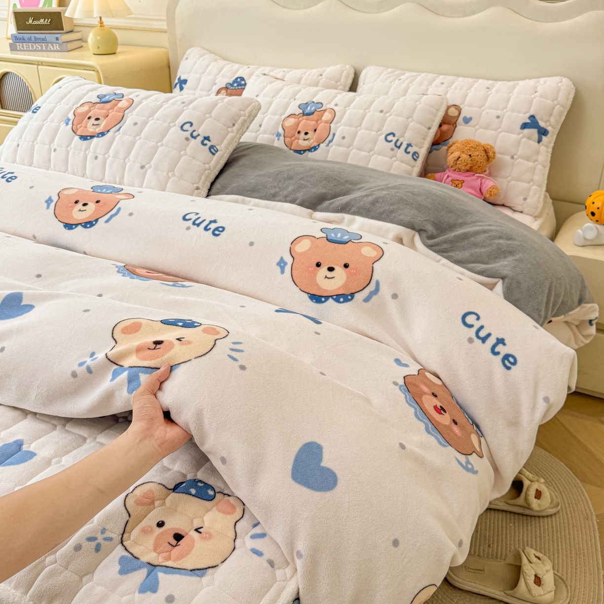 91家纺网 家纺一手货源 找家纺 LIFE.丽芙 2025秋冬新款A类牛奶绒加厚夹棉床笠+被套组合四件套 动感小熊