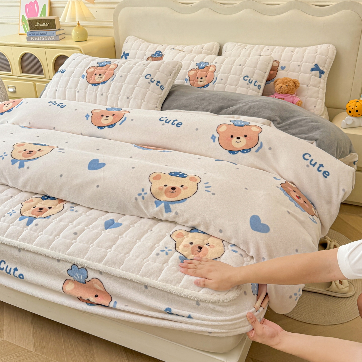 91家纺网 家纺一手货源 找家纺 LIFE.丽芙 2025秋冬新款A类牛奶绒加厚夹棉床笠+被套组合四件套 动感小熊