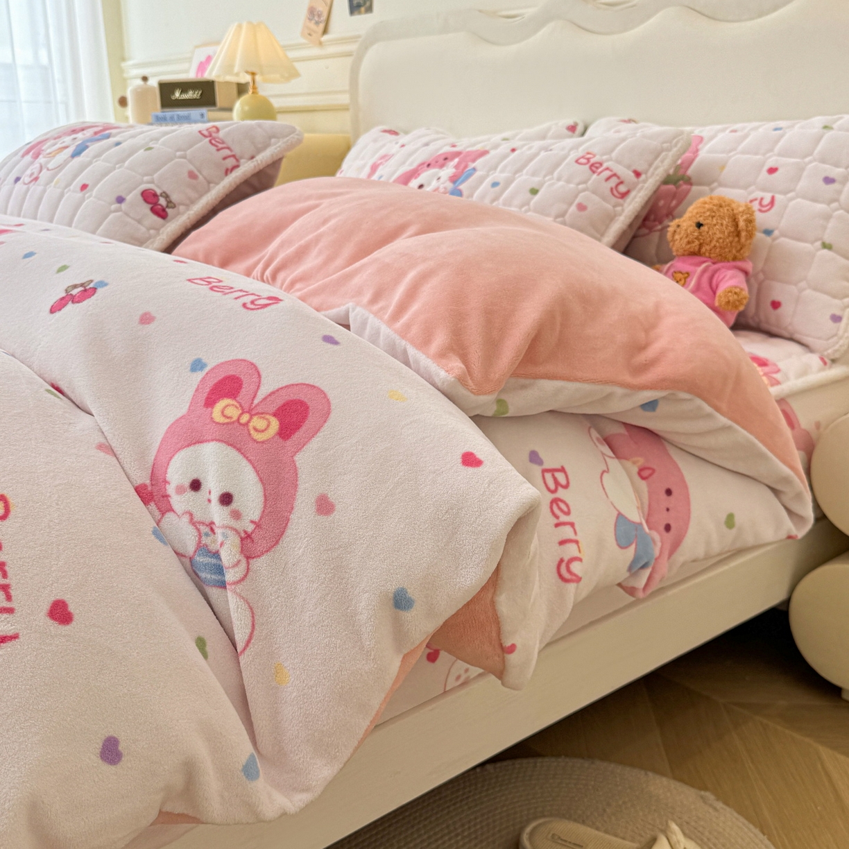 91家纺网 家纺一手货源 找家纺 LIFE.丽芙 2025秋冬新款A类牛奶绒加厚夹棉床笠+被套组合四件套 乖乖喵