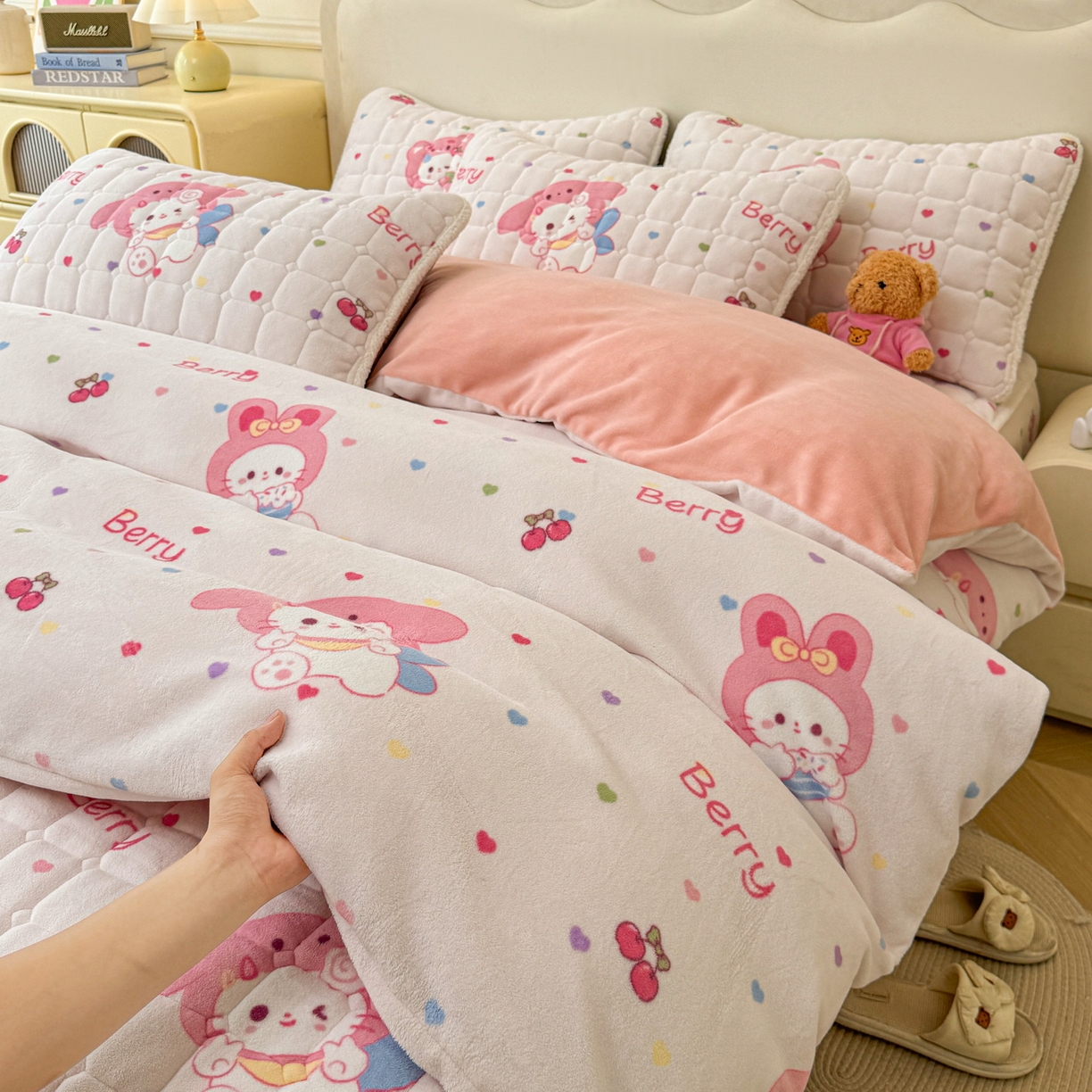 91家纺网 家纺一手货源 找家纺 LIFE.丽芙 2025秋冬新款A类牛奶绒加厚夹棉床笠+被套组合四件套 乖乖喵