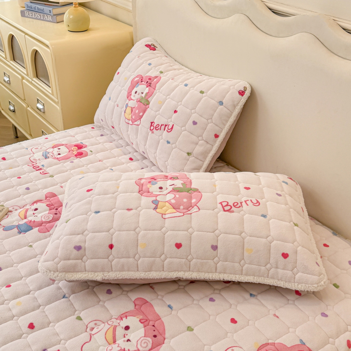 91家纺网 家纺一手货源 找家纺 LIFE.丽芙 2025秋冬新款A类牛奶绒加厚夹棉床笠+被套组合四件套 乖乖喵