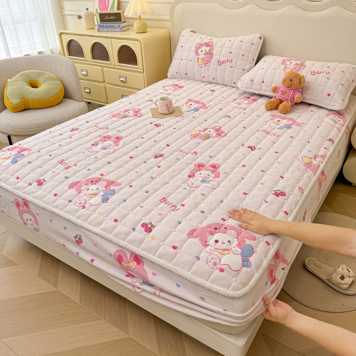 91家纺网 家纺一手货源 找家纺 LIFE.丽芙 2025秋冬新款A类牛奶绒加厚夹棉床笠+被套组合四件套 乖乖喵