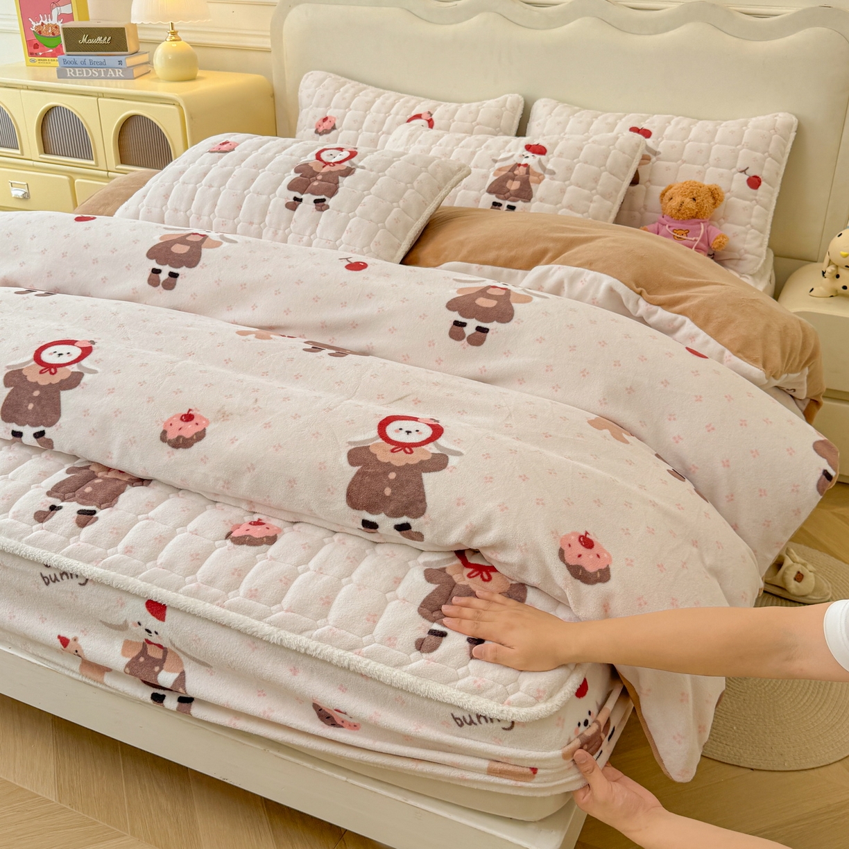 91家纺网 家纺一手货源 找家纺 LIFE.丽芙 2025秋冬新款A类牛奶绒加厚夹棉床笠+被套组合四件套 小伙伴