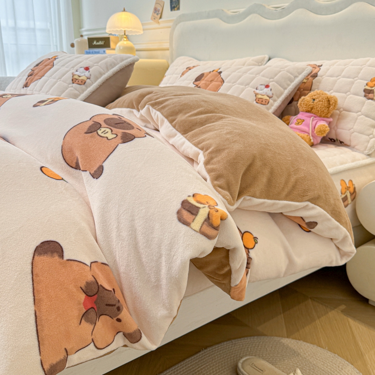 91家纺网 家纺一手货源 找家纺 LIFE.丽芙 2025秋冬新款A类牛奶绒加厚夹棉床笠+被套组合四件套 麦麦卡皮