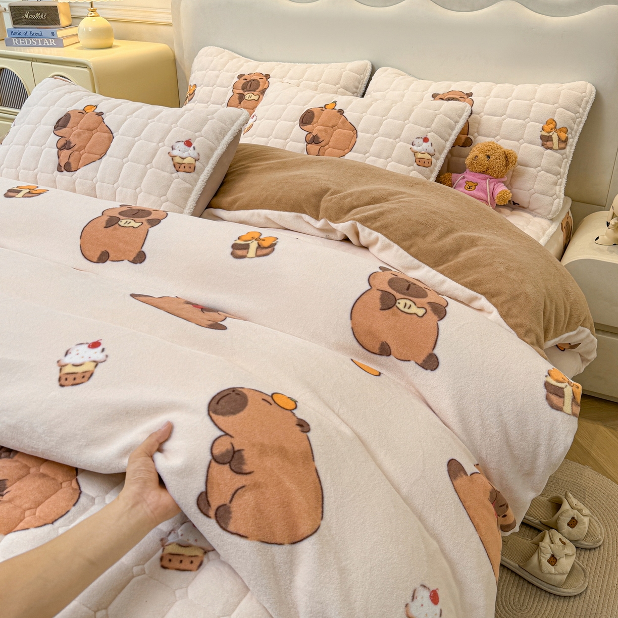 91家纺网 家纺一手货源 找家纺 LIFE.丽芙 2025秋冬新款A类牛奶绒加厚夹棉床笠+被套组合四件套 麦麦卡皮