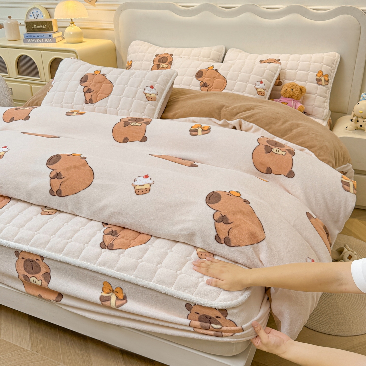 91家纺网 家纺一手货源 找家纺 LIFE.丽芙 2025秋冬新款A类牛奶绒加厚夹棉床笠+被套组合四件套 麦麦卡皮