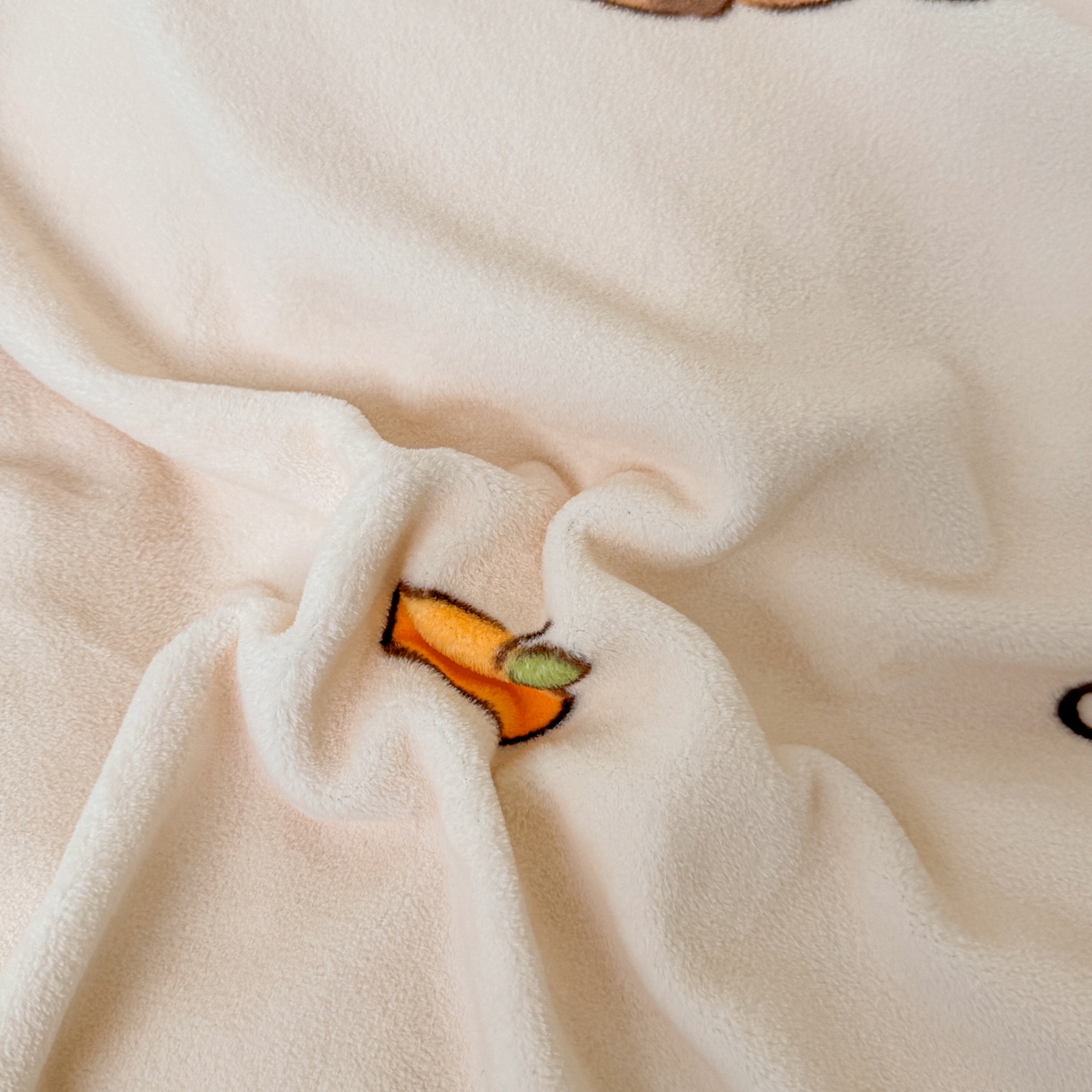 91家纺网 家纺一手货源 找家纺 LIFE.丽芙 2025秋冬新款A类牛奶绒加厚夹棉床笠+被套组合四件套 麦麦卡皮