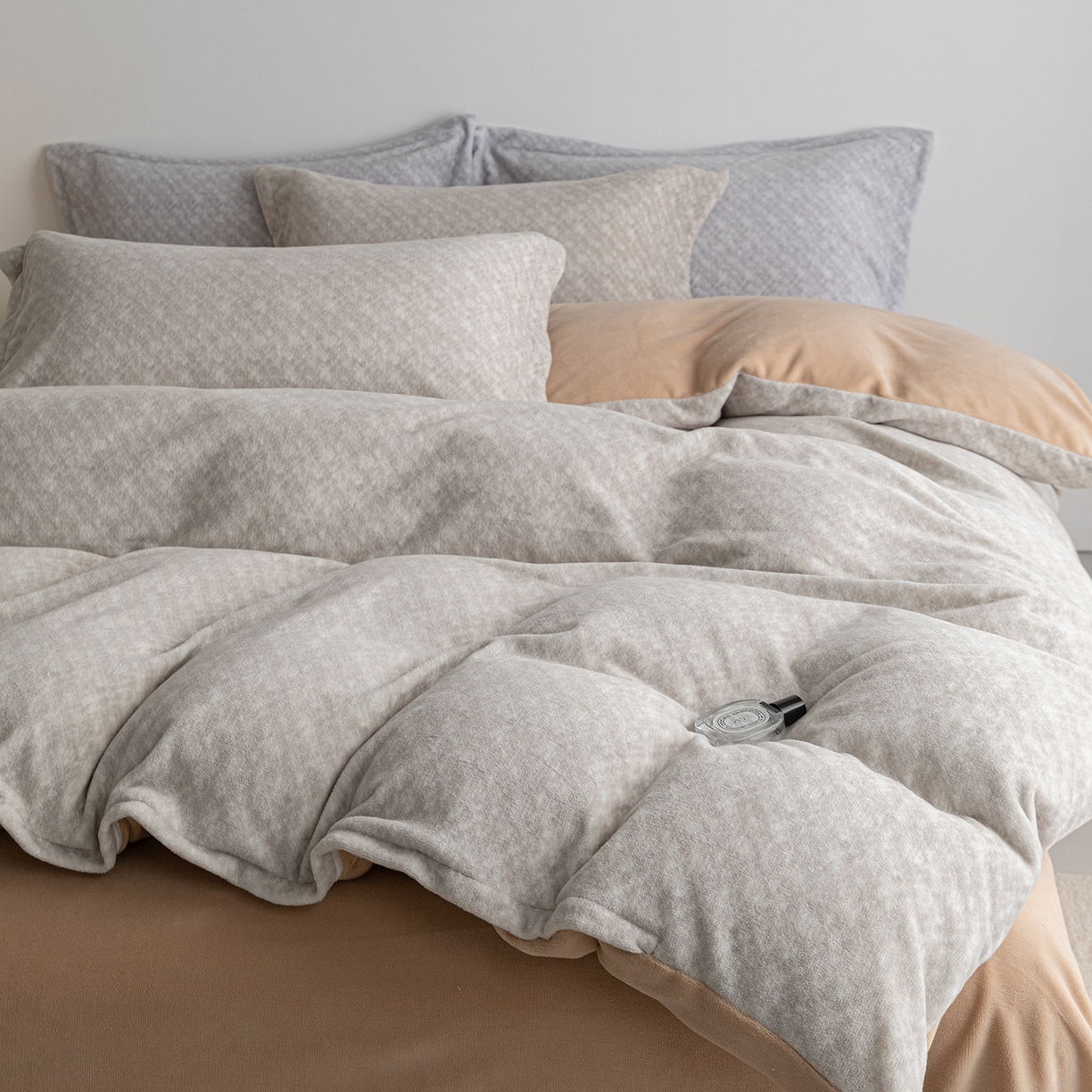 91家纺网 家纺一手货源 找家纺 锦罗绣 2025新款牛奶绒肌理纹单被套 肌理纹-棕