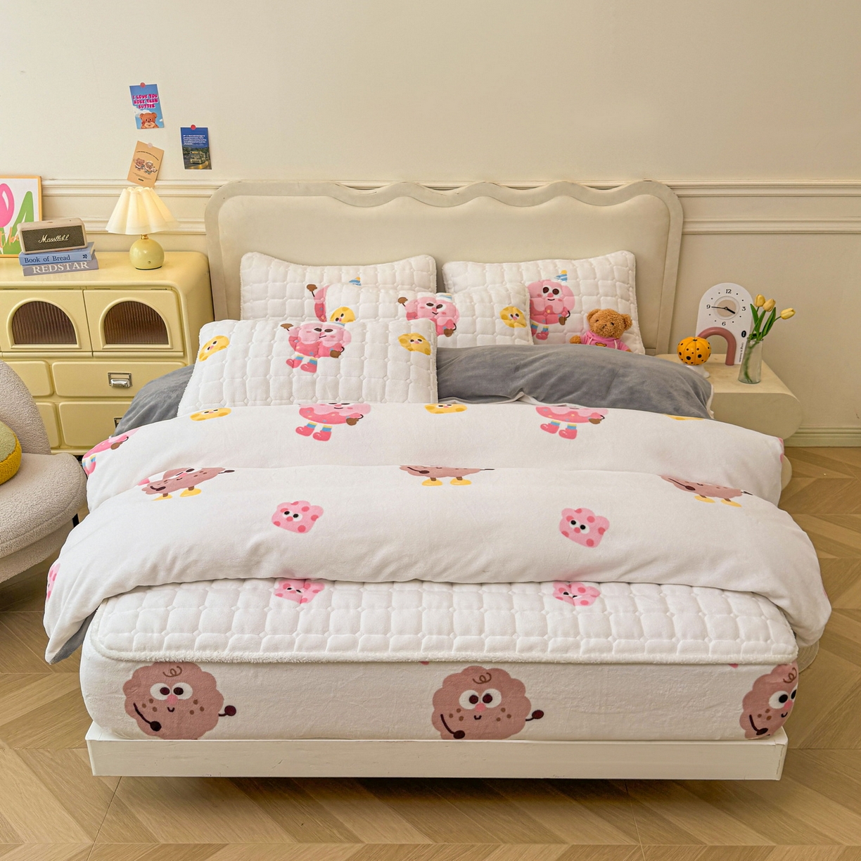 91家纺网 家纺一手货源 找家纺 LIFE.丽芙 2025秋冬新款A类牛奶绒加厚夹棉床笠+被套组合四件套 快乐多巴胺