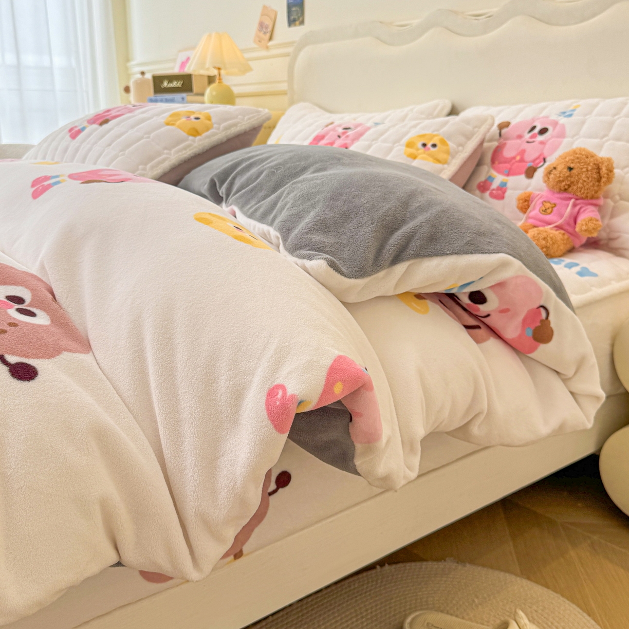 91家纺网 家纺一手货源 找家纺 LIFE.丽芙 2025秋冬新款A类牛奶绒加厚夹棉床笠+被套组合四件套 快乐多巴胺