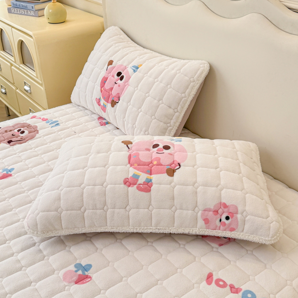 91家纺网 家纺一手货源 找家纺 LIFE.丽芙 2025秋冬新款A类牛奶绒加厚夹棉床笠+被套组合四件套 快乐多巴胺