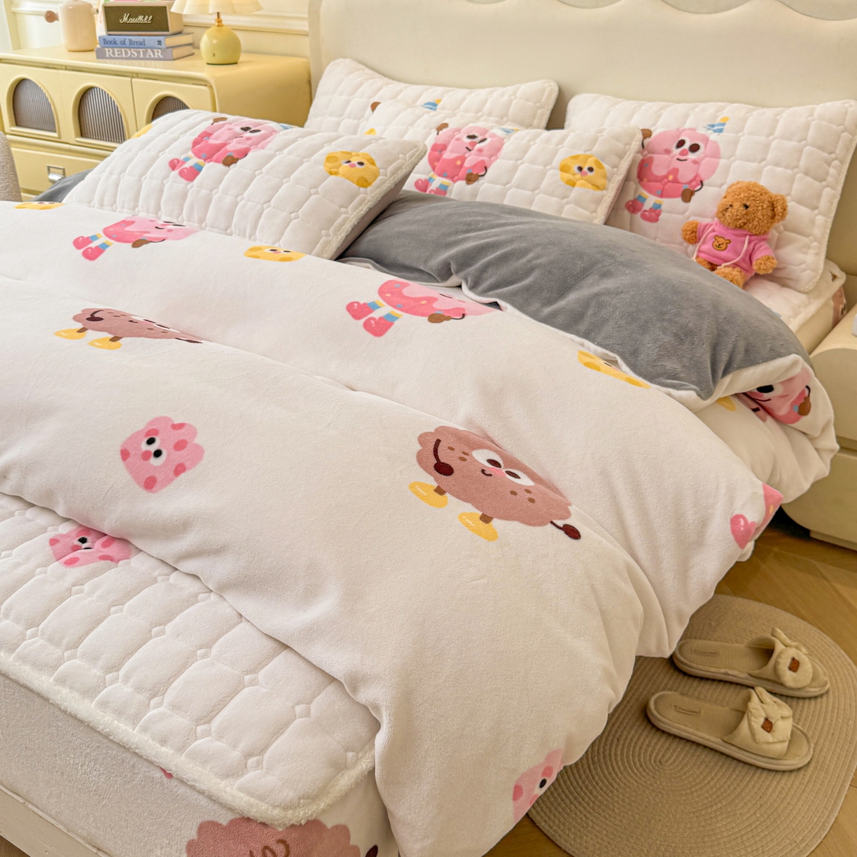 91家纺网 家纺一手货源 找家纺 LIFE.丽芙 2025秋冬新款A类牛奶绒加厚夹棉床笠+被套组合四件套 快乐多巴胺