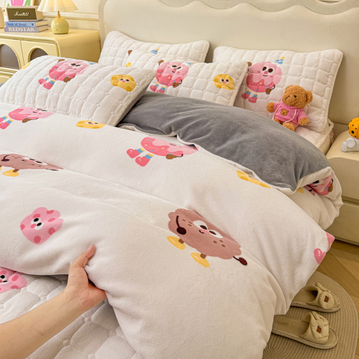 91家纺网 家纺一手货源 找家纺 LIFE.丽芙 2025秋冬新款A类牛奶绒加厚夹棉床笠+被套组合四件套 快乐多巴胺