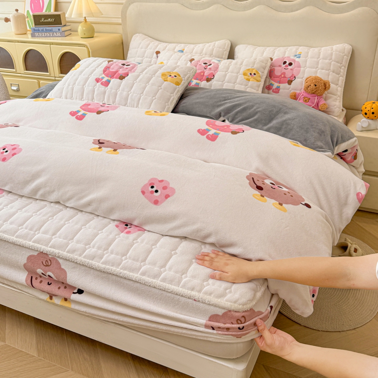 91家纺网 家纺一手货源 找家纺 LIFE.丽芙 2025秋冬新款A类牛奶绒加厚夹棉床笠+被套组合四件套 快乐多巴胺