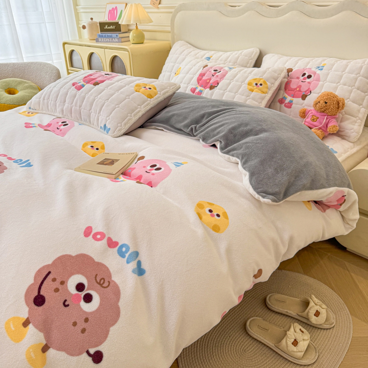 91家纺网 家纺一手货源 找家纺 LIFE.丽芙 2025秋冬新款A类牛奶绒加厚夹棉床笠+被套组合四件套 快乐多巴胺