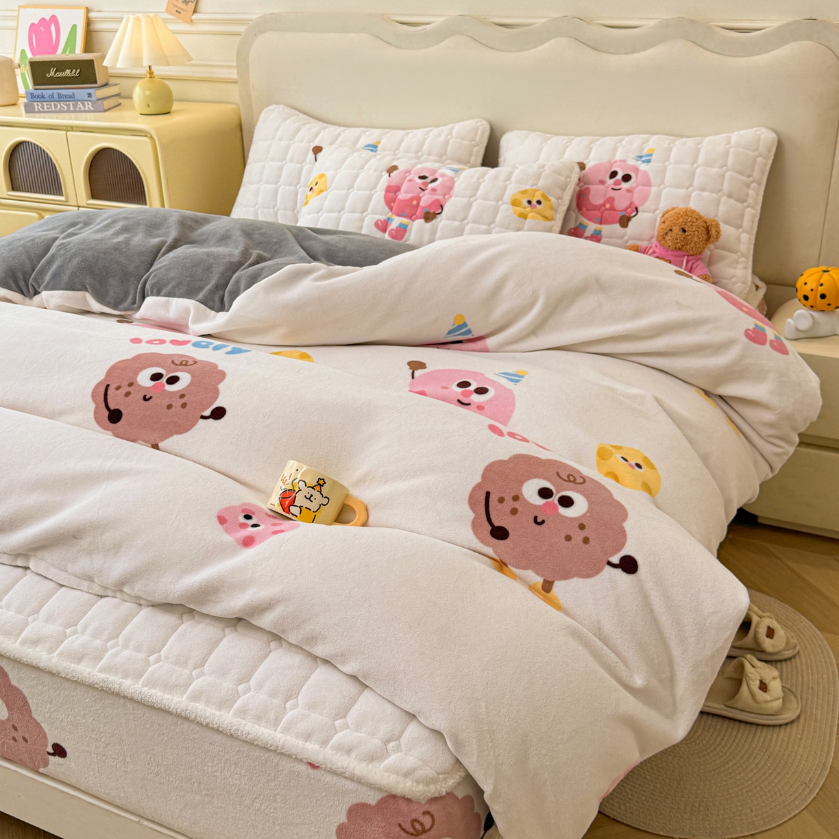 91家纺网 家纺一手货源 找家纺 LIFE.丽芙 2025秋冬新款A类牛奶绒加厚夹棉床笠+被套组合四件套 快乐多巴胺