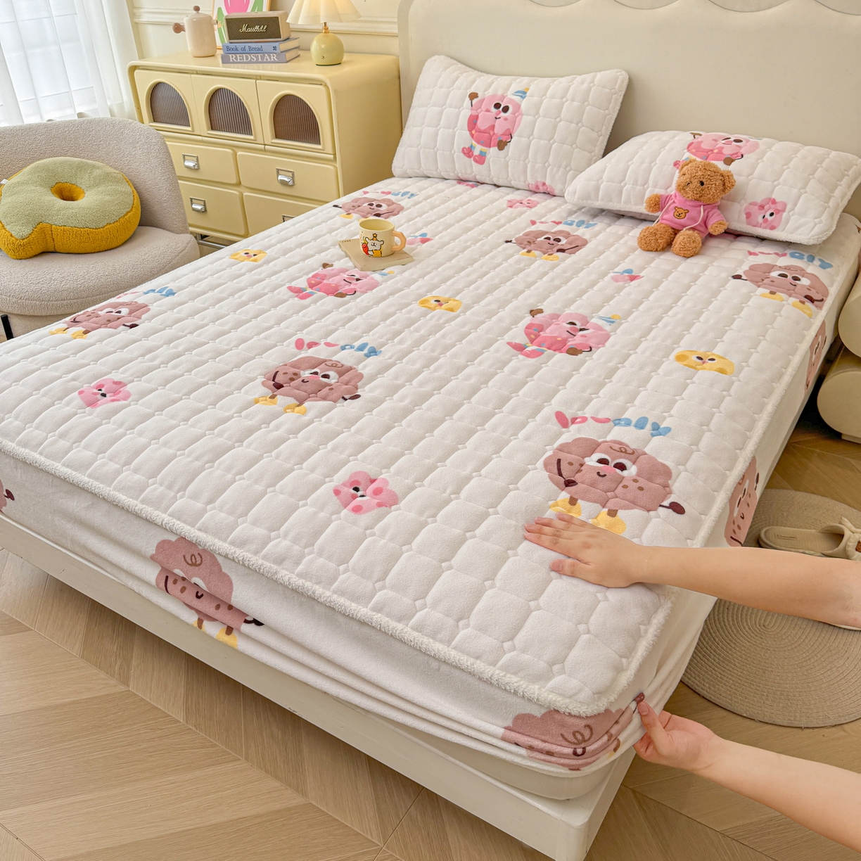 91家纺网 家纺一手货源 找家纺 LIFE.丽芙 2025秋冬新款A类牛奶绒加厚夹棉床笠+被套组合四件套 快乐多巴胺