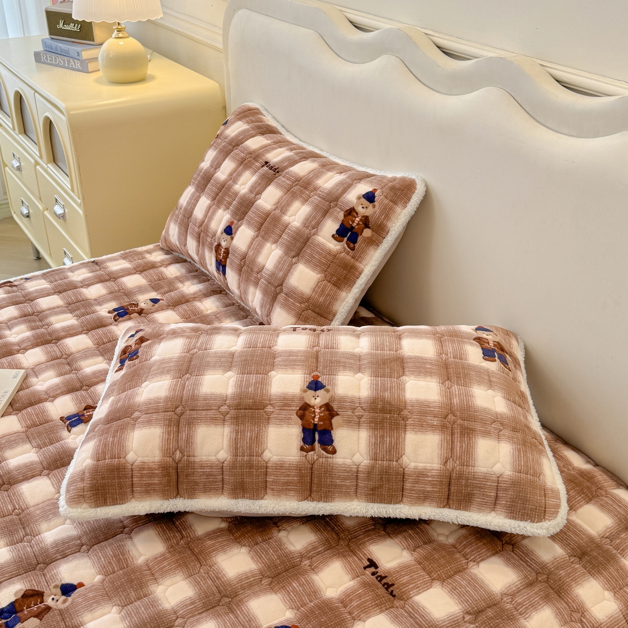 91家纺网 家纺一手货源 找家纺 LIFE.丽芙 2025秋冬新款A类牛奶绒加厚夹棉床笠+被套组合四件套 芭乐