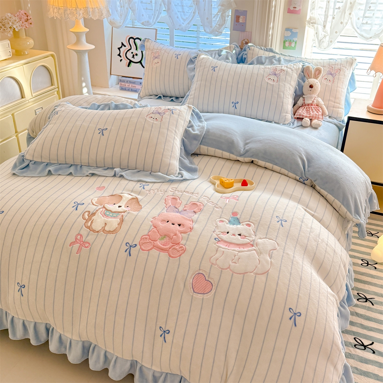 91家纺网 家纺一手货源 找家纺 （总）绒棉世家 2025秋冬新款卡通消光牛奶绒贴布绣四件套-多巴胺系列