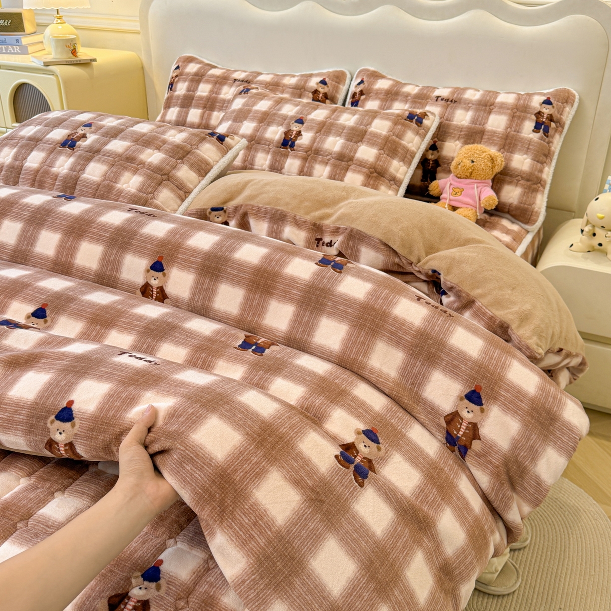 91家纺网 家纺一手货源 找家纺 LIFE.丽芙 2025秋冬新款A类牛奶绒加厚夹棉床笠+被套组合四件套 芭乐