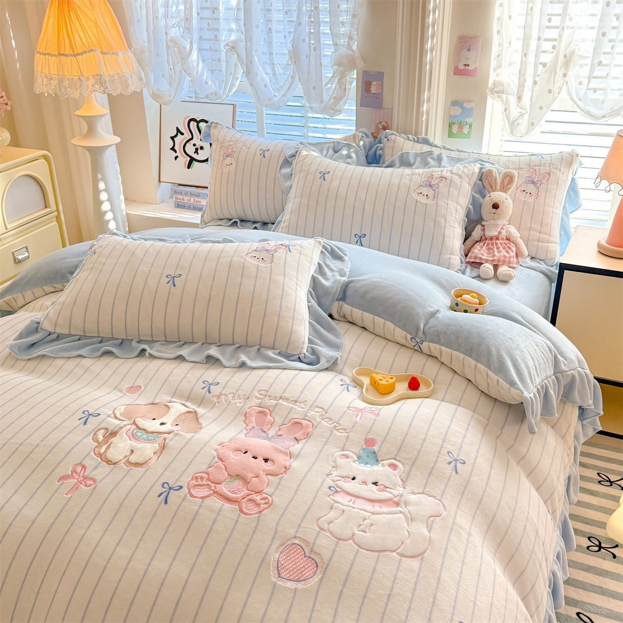 91家纺网 家纺一手货源 找家纺 （总）绒棉世家 2025秋冬新款卡通消光牛奶绒贴布绣四件套-多巴胺系列