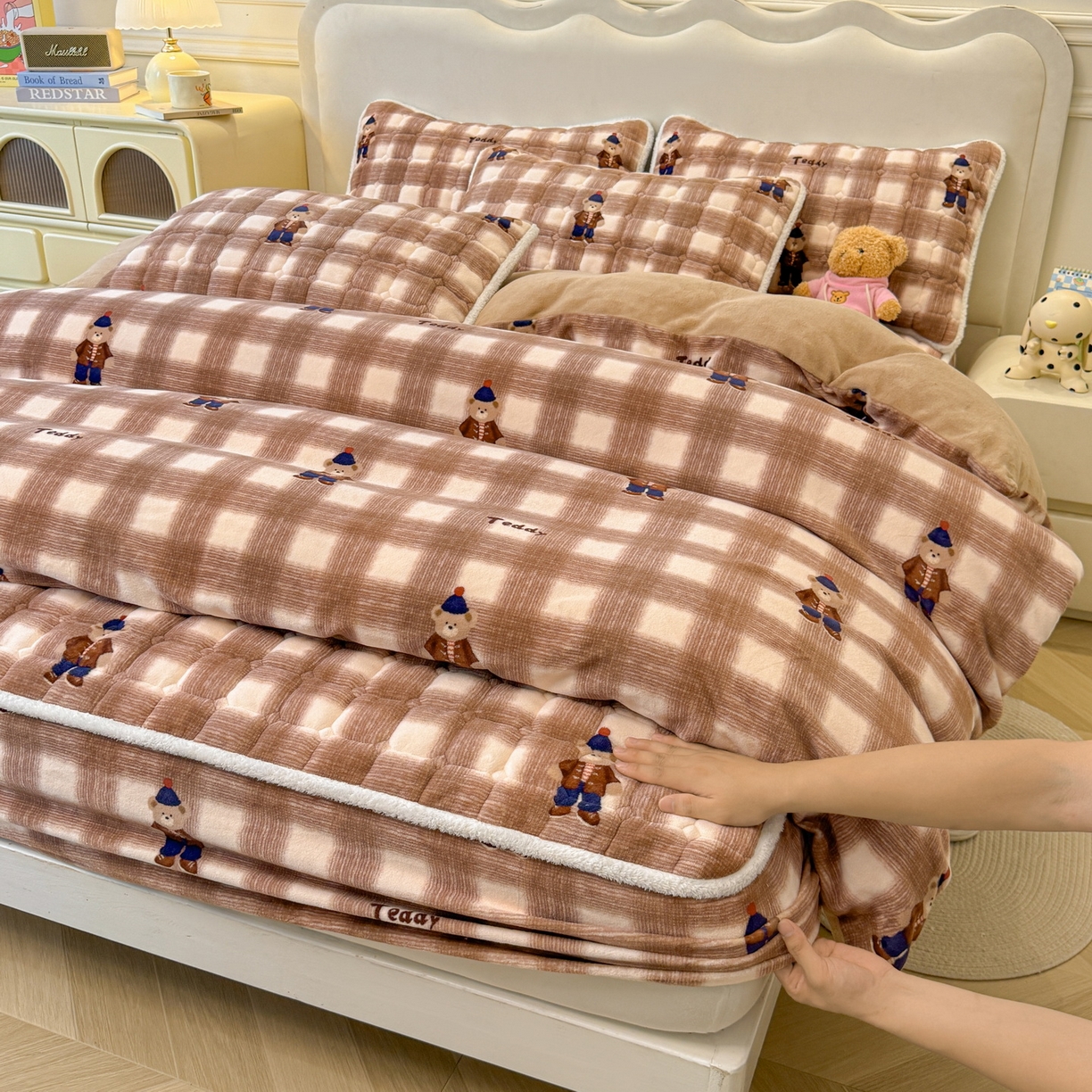 91家纺网 家纺一手货源 找家纺 LIFE.丽芙 2025秋冬新款A类牛奶绒加厚夹棉床笠+被套组合四件套 芭乐