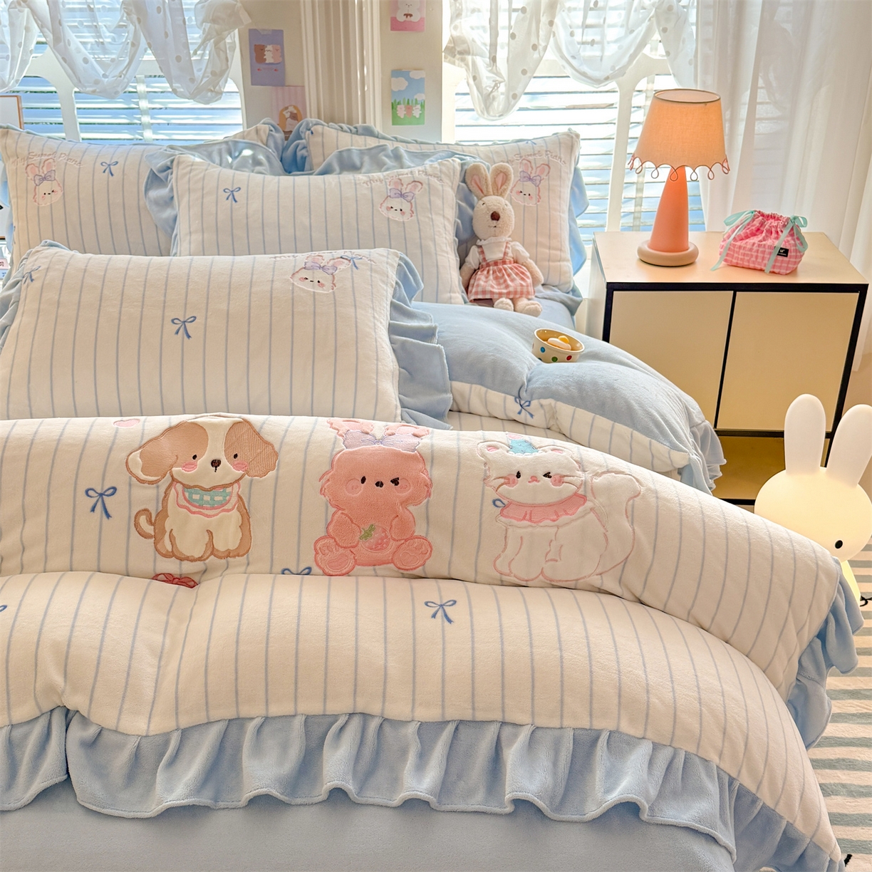 91家纺网 家纺一手货源 找家纺 （总）绒棉世家 2025秋冬新款卡通消光牛奶绒贴布绣四件套-多巴胺系列