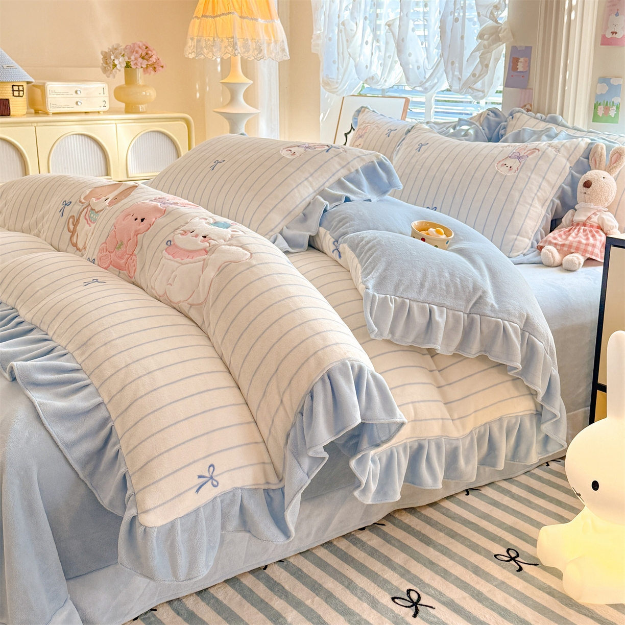 91家纺网 家纺一手货源 找家纺 （总）绒棉世家 2025秋冬新款卡通消光牛奶绒贴布绣四件套-多巴胺系列