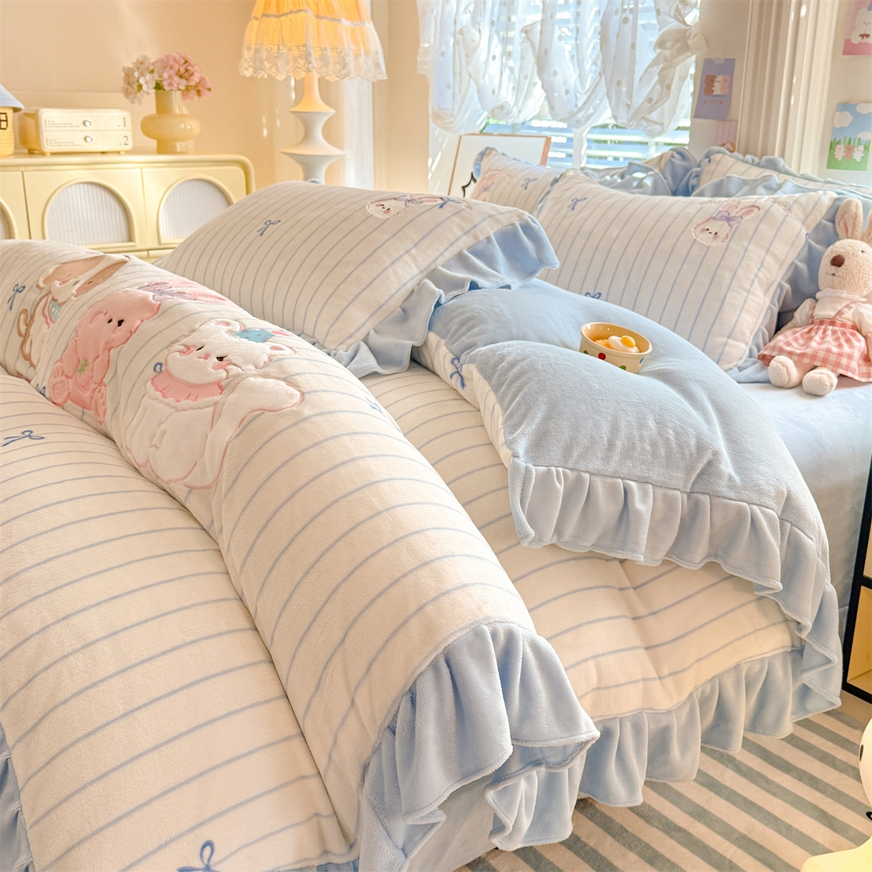 91家纺网 家纺一手货源 找家纺 （总）绒棉世家 2025秋冬新款卡通消光牛奶绒贴布绣四件套-多巴胺系列