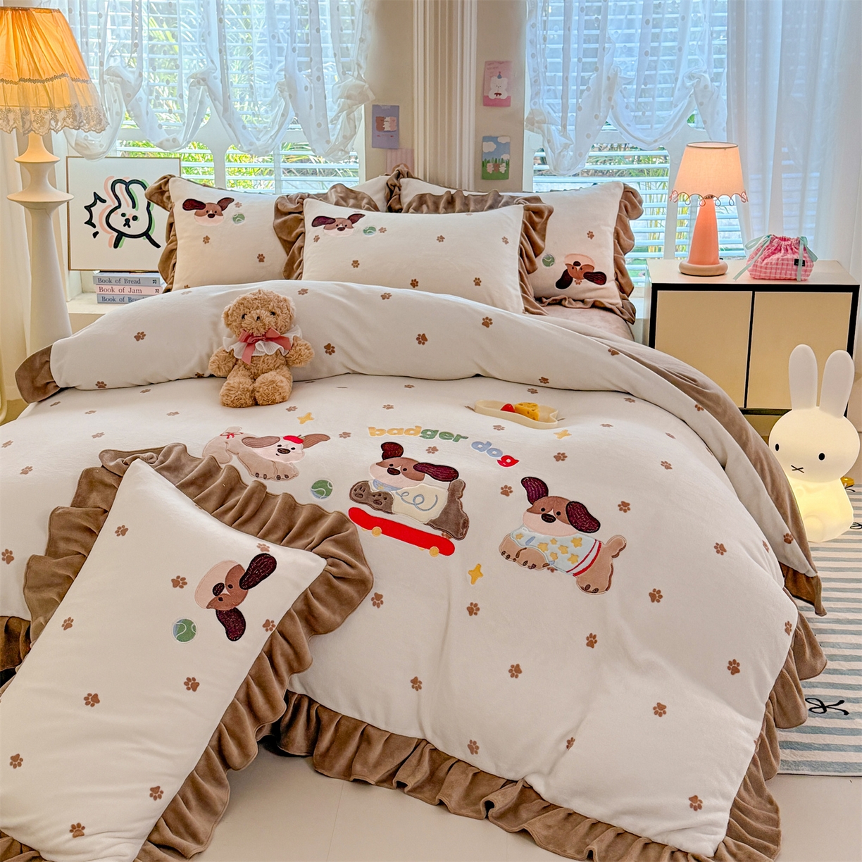 91家纺网 家纺一手货源 找家纺 （总）绒棉世家 2025秋冬新款卡通消光牛奶绒贴布绣四件套-多巴胺系列