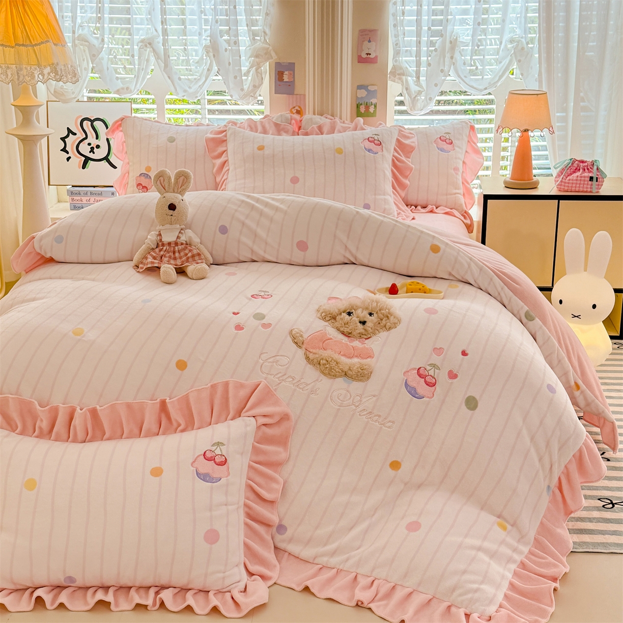 91家纺网 家纺一手货源 找家纺 （总）绒棉世家 2025秋冬新款卡通消光牛奶绒贴布绣四件套-多巴胺系列