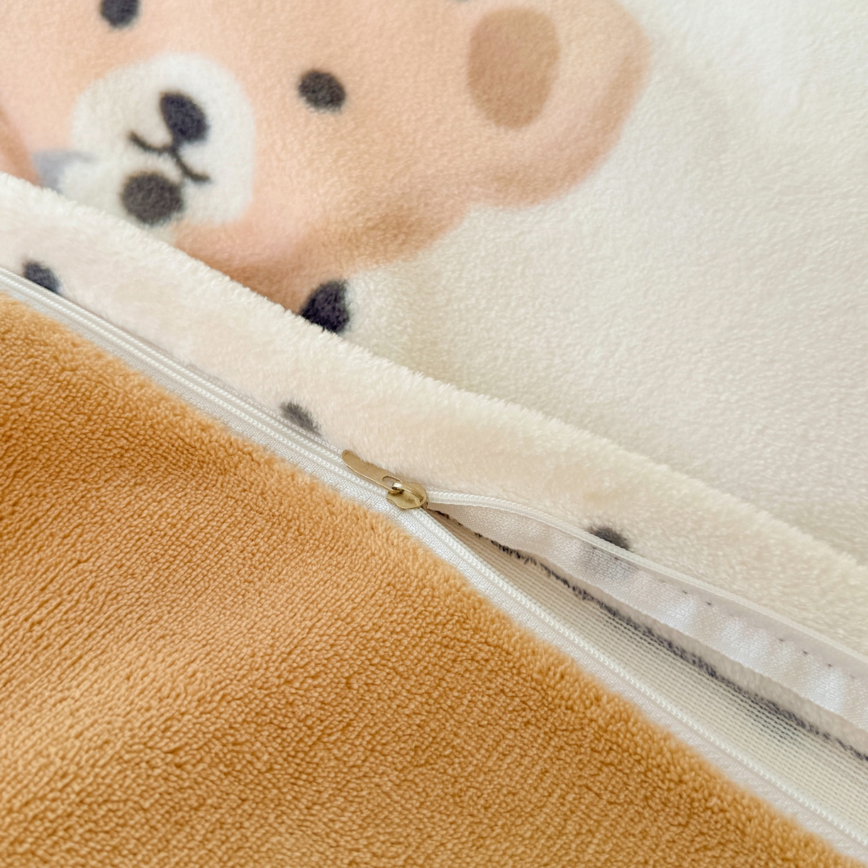 91家纺网 家纺一手货源 找家纺 LIFE.丽芙 2025秋冬新款A类牛奶绒加厚夹棉床笠+被套组合四件套 安心熊仔