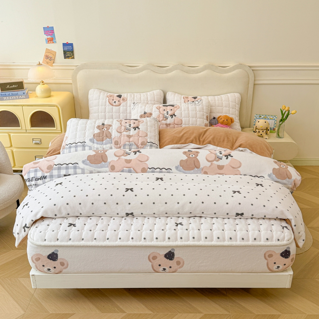 91家纺网 家纺一手货源 找家纺 LIFE.丽芙 2025秋冬新款A类牛奶绒加厚夹棉床笠+被套组合四件套 安心熊仔